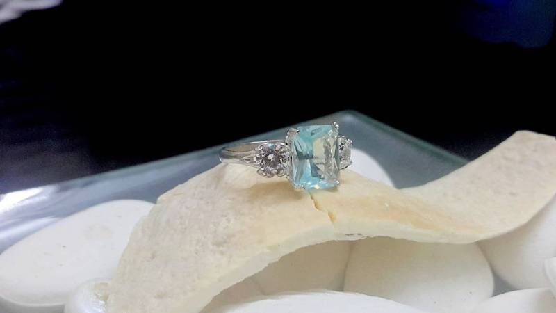 Aquamarin-Verlobungsring, Smaragdschliff, Sterlingsilber, Quarzakzente von candybohojewelry