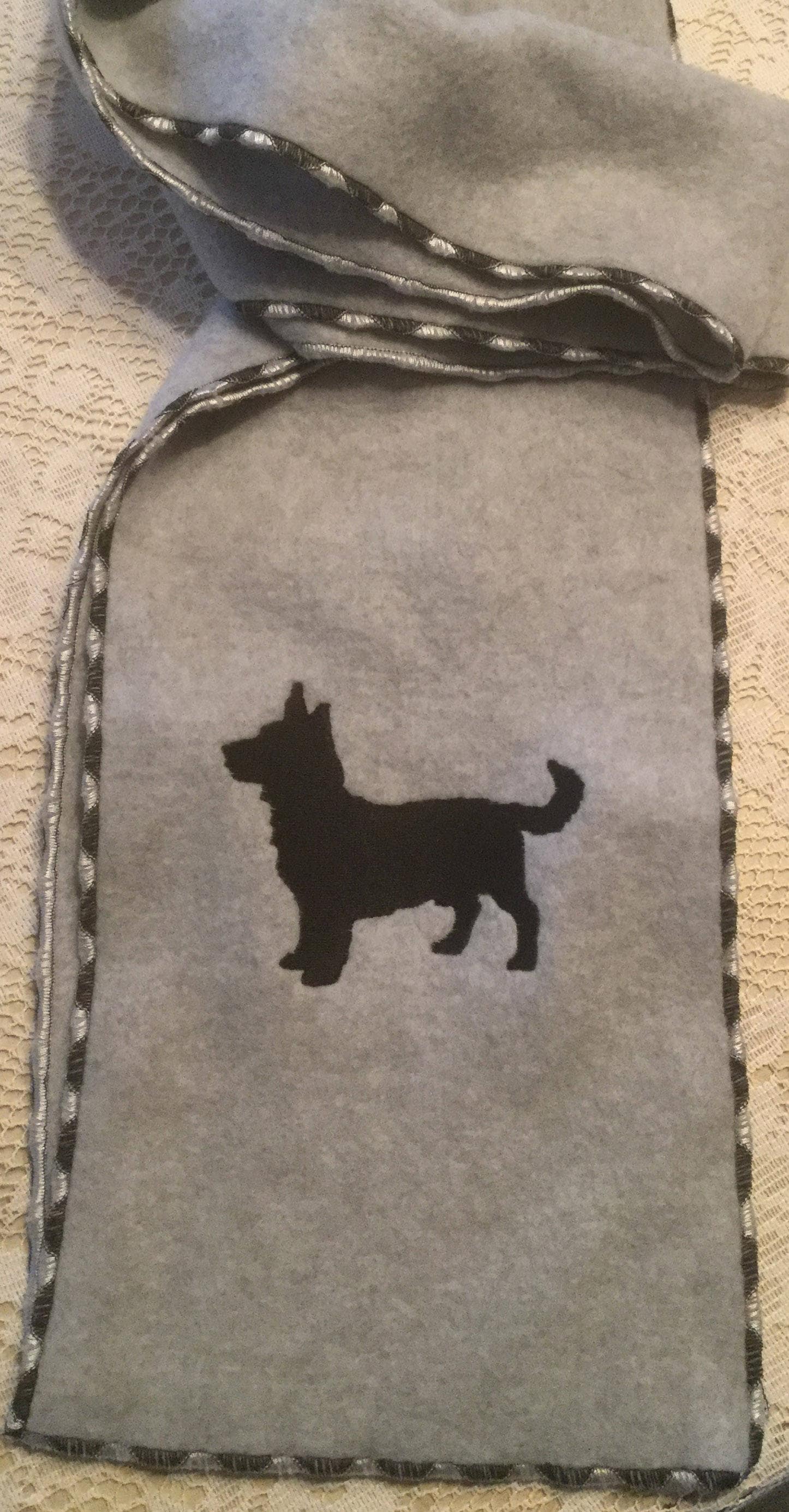 Fleece-Schal Mit Lancaster Heeler Hund Von S Nummer Bestickt von caninepainter