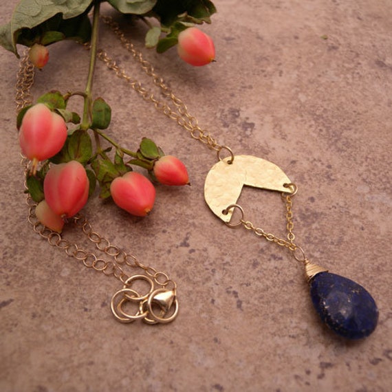 Anhänger Aus Lapis Und Messing Gold Filled Kette Anhänger Aus Lapis Und Messing Gold Filled Kette von canterburyvines