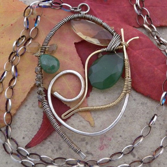 Anhänger Halskette Aus Gemischtem Metall Mit Quarz, Smaragd Und Serpentin Anhänger Halskette Aus Gemischtem Metall Mit Quarz, Smaragd Und Serpentin von canterburyvines