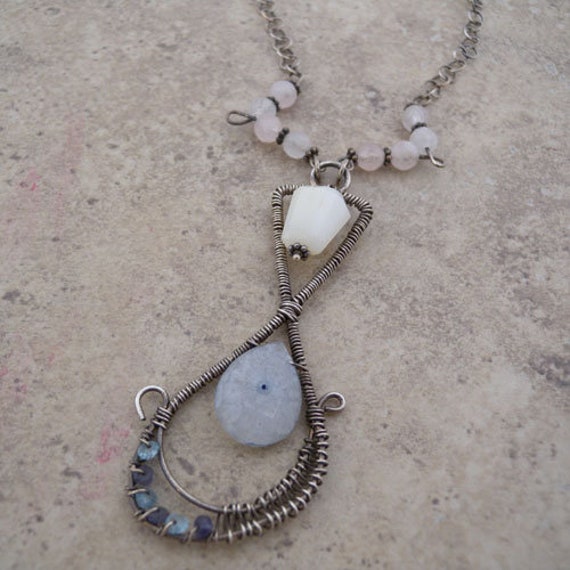 Anhänger Halskette Aus Sterlingsilber Blauem Solarquarz Und Opal Anhänger Halskette Aus Sterlingsilber Blauem Solarquarz Und Opal von canterburyvines