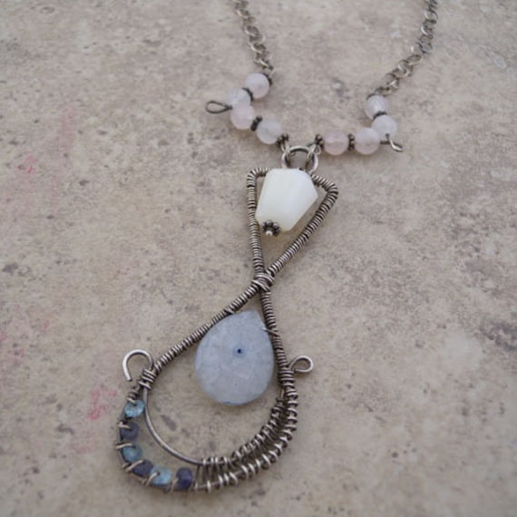 Anhänger Halskette Aus Sterlingsilber Blauem Solarquarz Und Opal Anhänger Halskette Aus Sterlingsilber Blauem Solarquarz Und Opal von canterburyvines