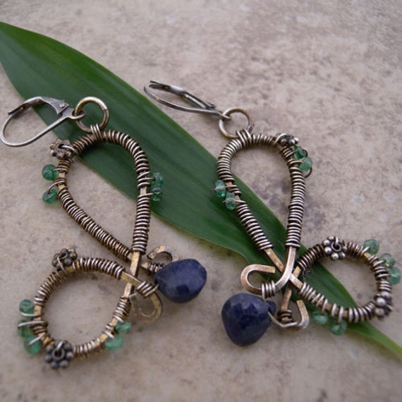 Drahtgewickelte Saphir Und Grüner Granat Sterling Silber Ohrringe Drahtgewickelte Saphir Und Grüner Granat Sterling Silber Ohrringe von canterburyvines