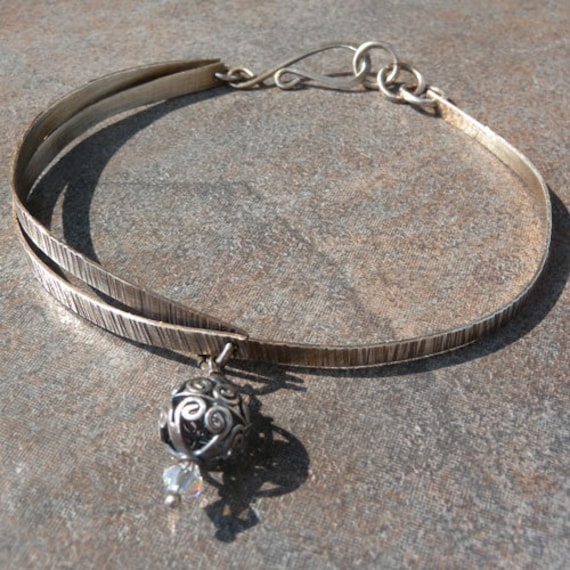 Gehämmertes 3-Teiliges Armband Aus Sterling Silber Mit Bali Perlen Gehämmertes 3-Teiliges Armband Aus Sterling Silber Mit Bali Perlen von canterburyvines