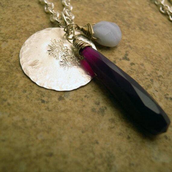 Halskette Aus Sterlingsilber Mit Violettem Chalcedon Und Blauem Achat Halskette Aus Sterlingsilber Mit Violettem Chalcedon Und Blauem Achat von canterburyvines
