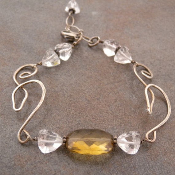 Handgeschmiedetes Armband Aus Sterlingsilber Mit Honig Rechteck Und Kristall Trillion Quarz Handgeschmiedetes Armband Aus Sterlingsilber Mit Honig Rechteck Und Kristall Trillion Quarz von canterburyvines