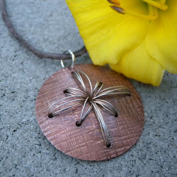 Kupferscheibe Auf Lederband Mit Sterling Silber Gewebt Sunburst Halskette Rustikales Boho Kupferscheibe Auf Lederband Mit Sterling Silber Gewebt Sunburst Halskette Rustikales Boho von canterburyvines