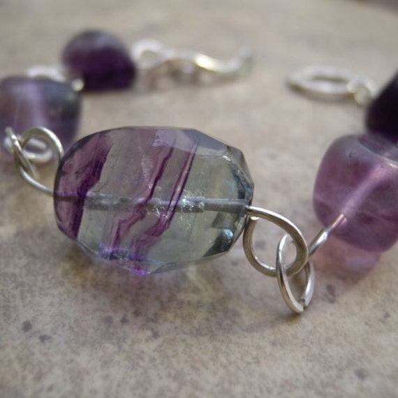 Lila Und Grün Gestreiftes Fluorit Nugget Armband Mit Gehämmertem Knebelverschluss Lila Und Grün Gestreiftes Fluorit Nugget Armband Mit Gehämmertem Knebelverschluss von canterburyvines