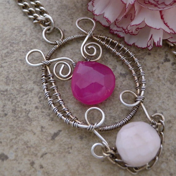 Opal Und Chalcedon Oxidierter Draht Gewebt Sterling Silber Anhänger Halskette Opal Und Chalcedon Oxidierter Draht Gewebt Sterling Silber Anhänger Halskette von canterburyvines