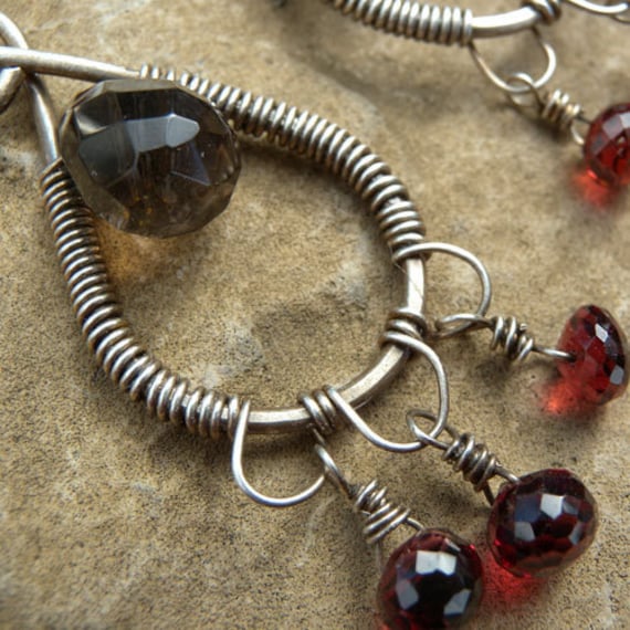Rauchquarz Und Granat Sterling Silber Draht Gewickelte Tropfen Ohrringe Rauchquarz Und Granat Sterling Silber Draht Gewickelte Tropfen Ohrringe von canterburyvines