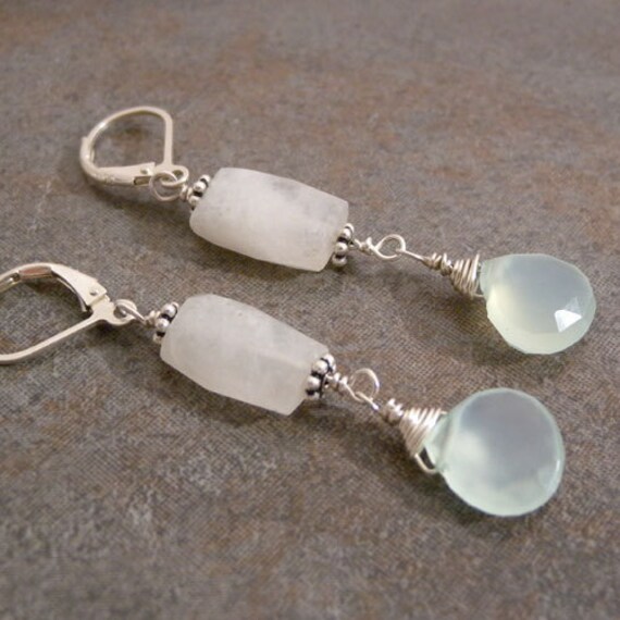 Regenbogen Mondstein Und Chalcedon Tropfen Sterling Silber Ohrringe Regenbogen Mondstein Und Chalcedon Tropfen Sterling Silber Ohrringe von canterburyvines