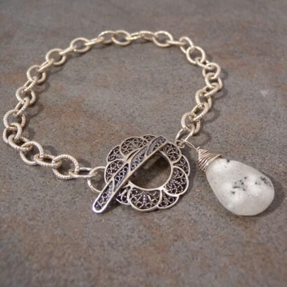 sterling Silber Kette Mit Blauem Solarquarz Und Blumenverschluss sterling Silber Kette Mit Blauem Solarquarz Und Blumenverschluss von canterburyvines