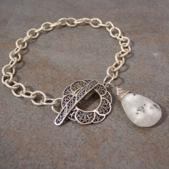 sterling Silber Kette Mit Blauem Solarquarz Und Blumenverschluss sterling Silber Kette Mit Blauem Solarquarz Und Blumenverschluss von canterburyvines