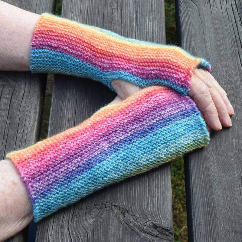 Armstulpen Mit Daumenloch Handgestrickt Regenbogen Wolle von cantharellus