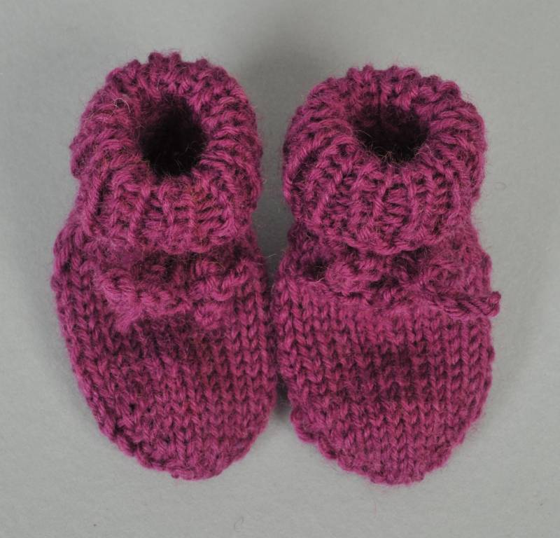 Babysocken Babyschuhe Rotviolett Wolle 0-3 Monate von cantharellus