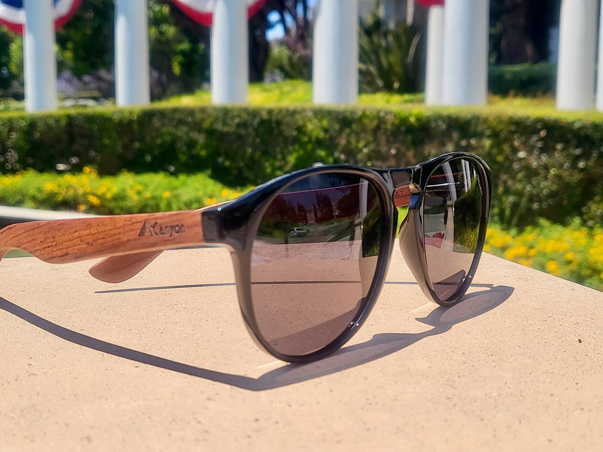 Canyon Luna Sonnenbrille. Handgemachte Rosenholz-Arme, Graue Polarisierte Gläser von canyoncalifornia
