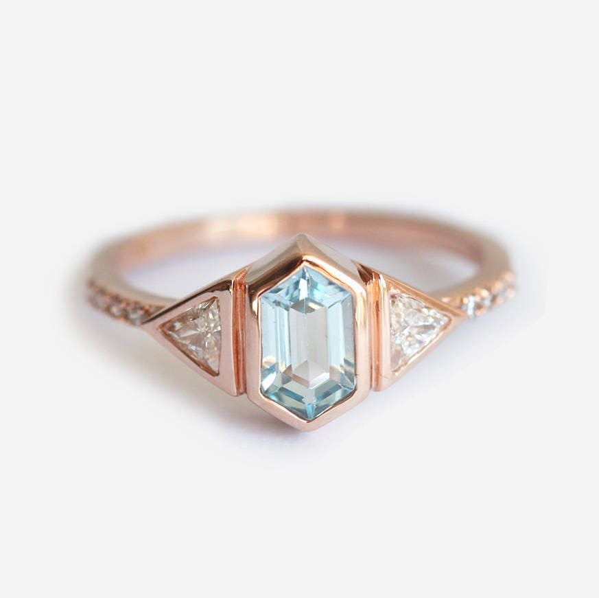 Aquamarin & Diamant Verlobungsring, Rosegold Ring, Sechseck Geschliffener Drei-stein-Ring, Moderner Blauer Ehering von capucinne