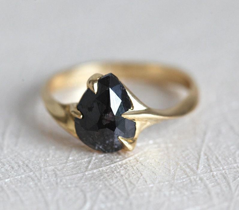 Birnen Schwarz Diamant Verlobungsring Brutalist 14K Goldfassung von capucinne