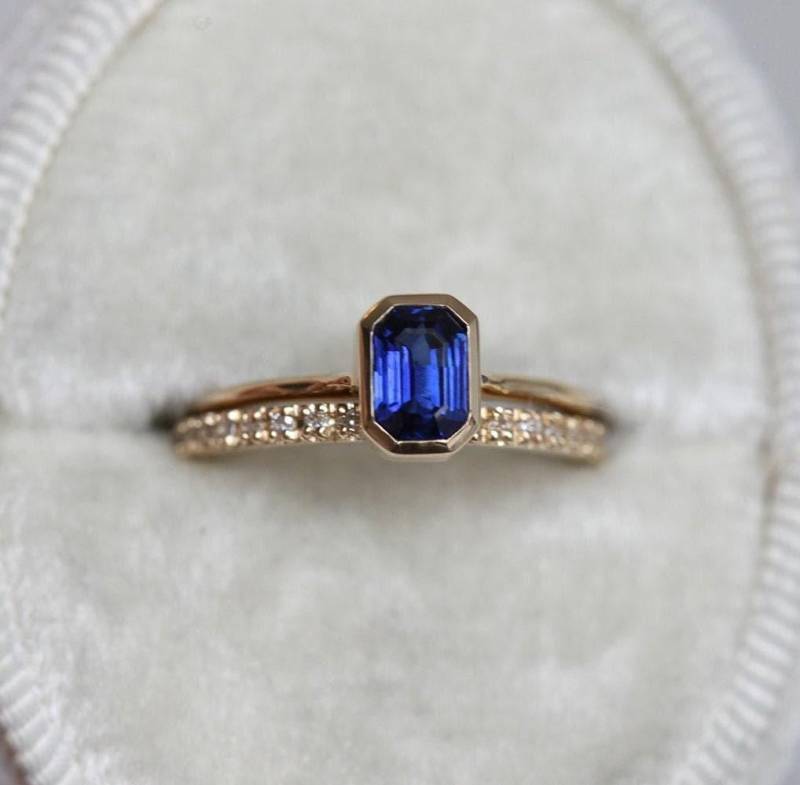 Blauer Saphir Ring Im Smaragdschliff 14K Gold Solitär Verlobungsring von capucinne