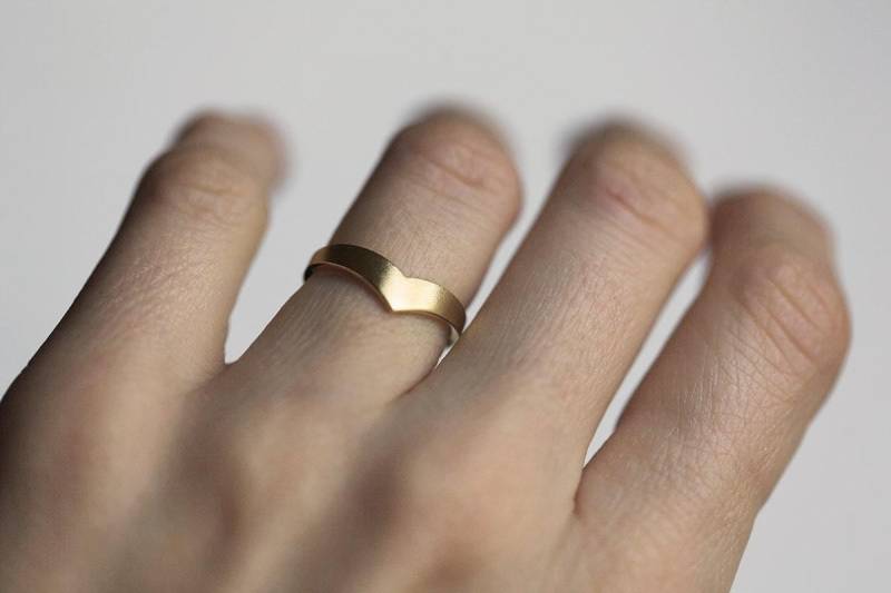 14K Gold Chevron Ehering Gebogener V Stapelring von capucinne