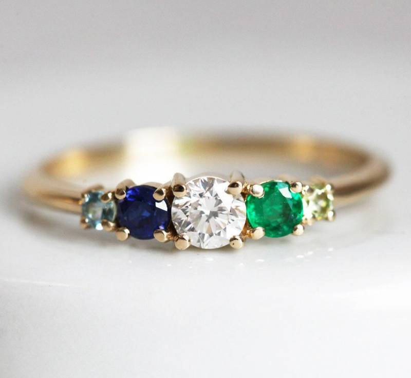Diamant, Saphir, Smaragd Ring 14K Gold Fünf Stein Verlobungsring von capucinne
