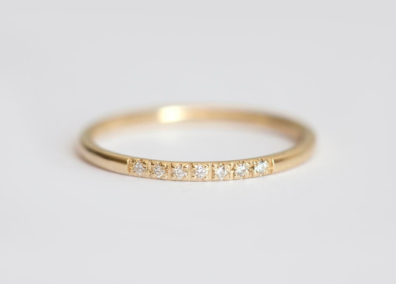 Diamant-Ring, 14 K Gold Ehering, 18 Gold, Pave Ring, Ewigkeit Dünne Kleine Diamant-Band, Jahrestag Stapeln Ring von capucinne