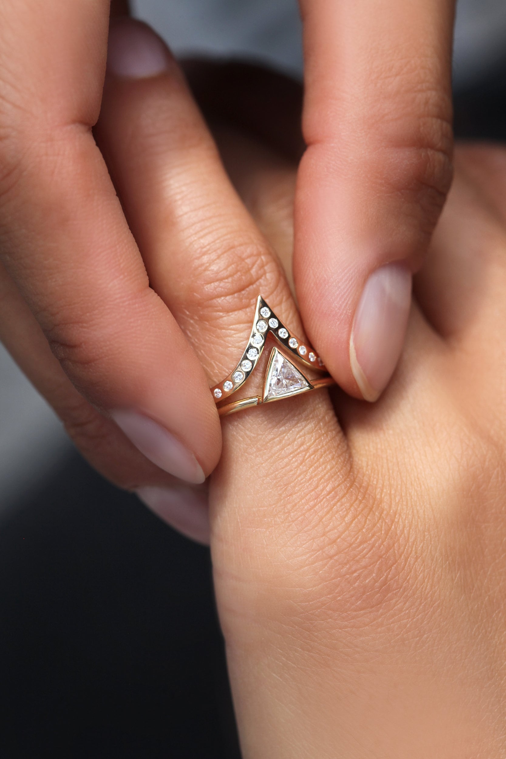 Diamant Verlobungsring Set, Dreieck Ring Mit V-Förmigem Diamantband, 14K 18K Gold Diamantring Set von capucinne