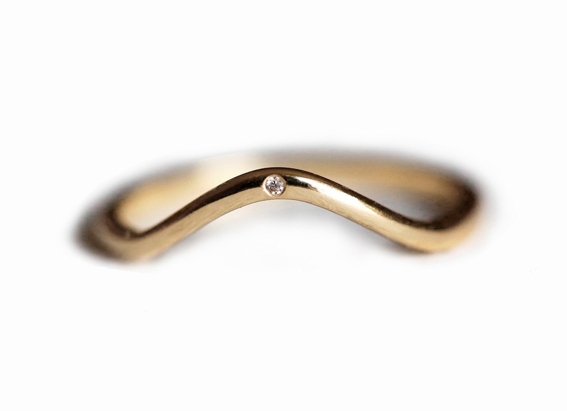 Geschwungener Diamant Ring, Dünnes Hochzeitsband, Stapelring, Zierliche Nistringe von capucinne