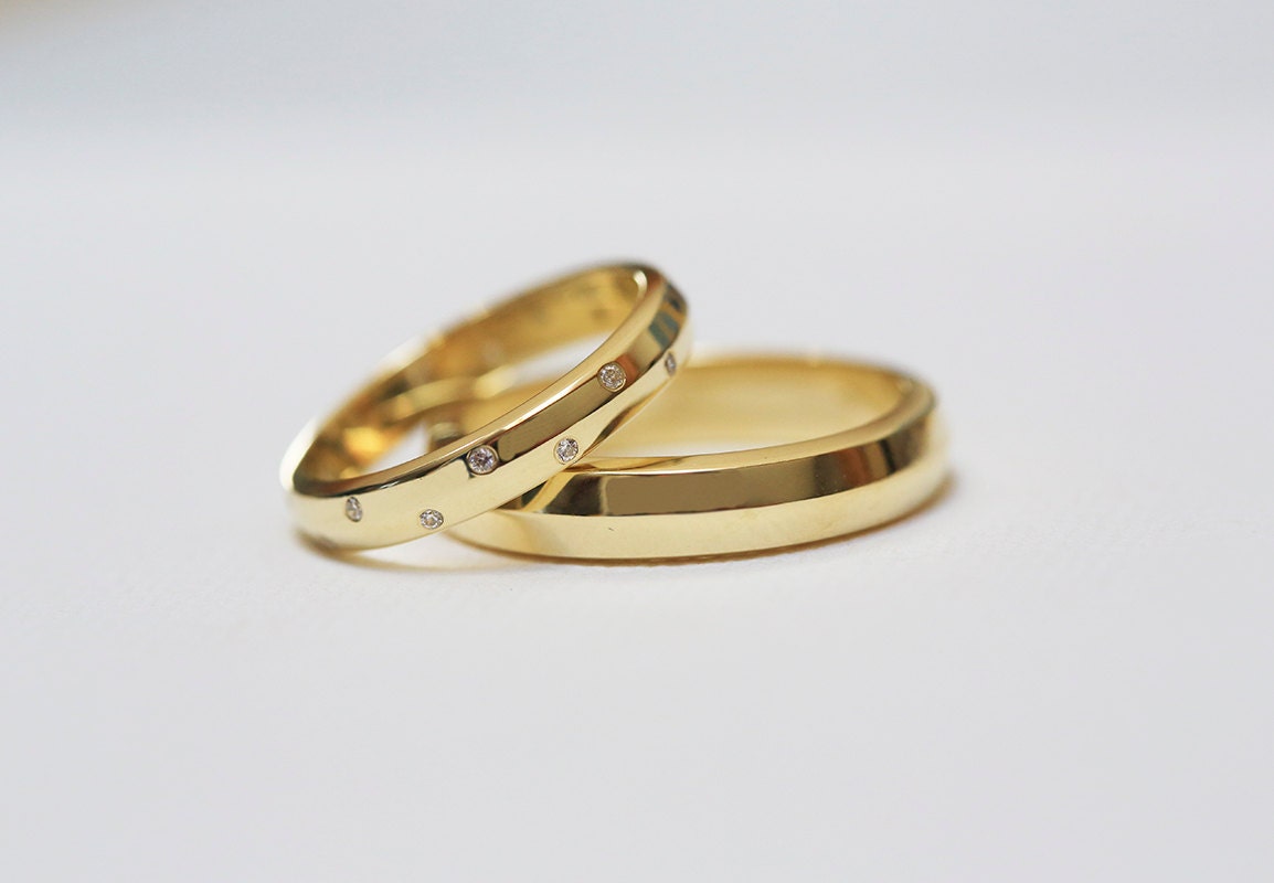 Gold Diamant Hochzeit Ring Set Für Sie & Ihn in 14 K Oder 18 Gold, 3mm Und 4mm Breite Bänder, Jahrestag Ringe von capucinne