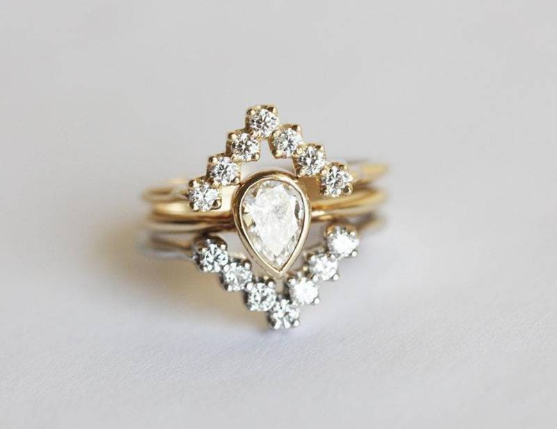 Halbkaräter Birnendiamantring Set in 14K Oder 18K Gold Mit Einem Birnensolitär Und Zwei V-Förmigen Bändern, Gia von capucinne