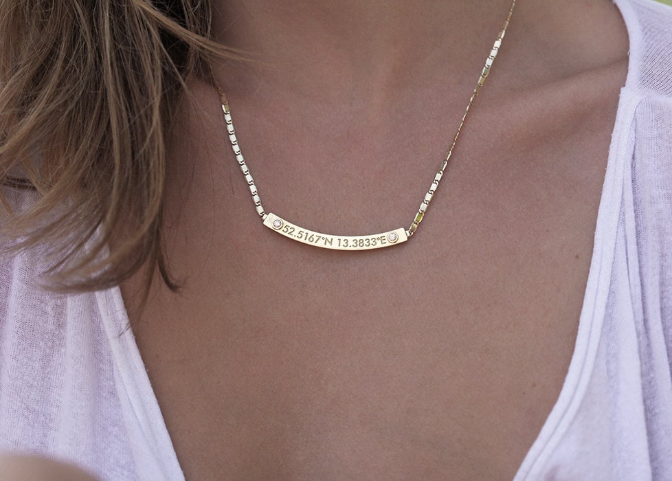 Koordinaten Schmuck, Gold Bar Halskette, Gebogen Diamant Namensschild Birthstone Numeral Name Halskette von capucinne