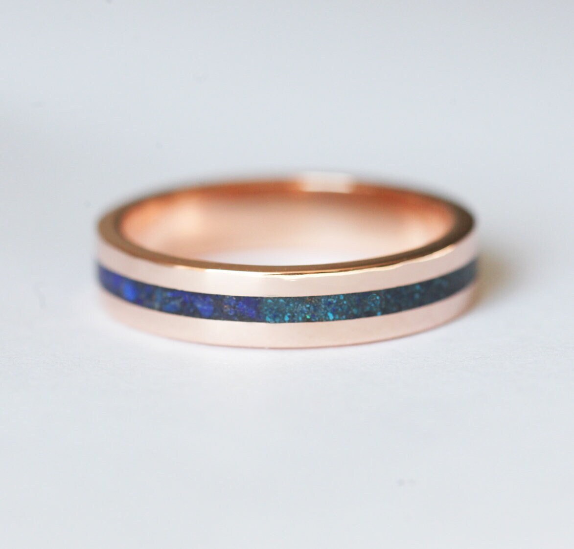 Lapis Lazuli Inlay Ehering, Blauer Edelstein Ring, Moderner Roségold Herrenring, 4mm Breiter Unisex Ring von capucinne