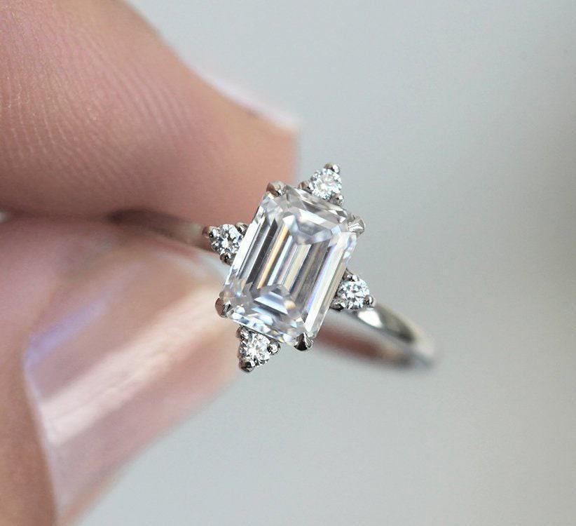 Moissanit Verlobungsring Im Smaragdschliff Diamantakzent, Massivgold Oder Platin von capucinne