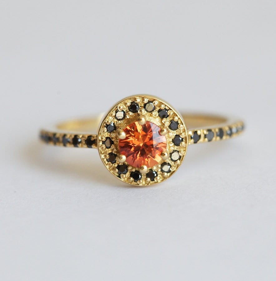 Oranger Saphir Und Schwarzer Diamant Ring Aus 14K Oder 18K Gold Mit Einem Vollen Halo Halben Eternity Band von capucinne