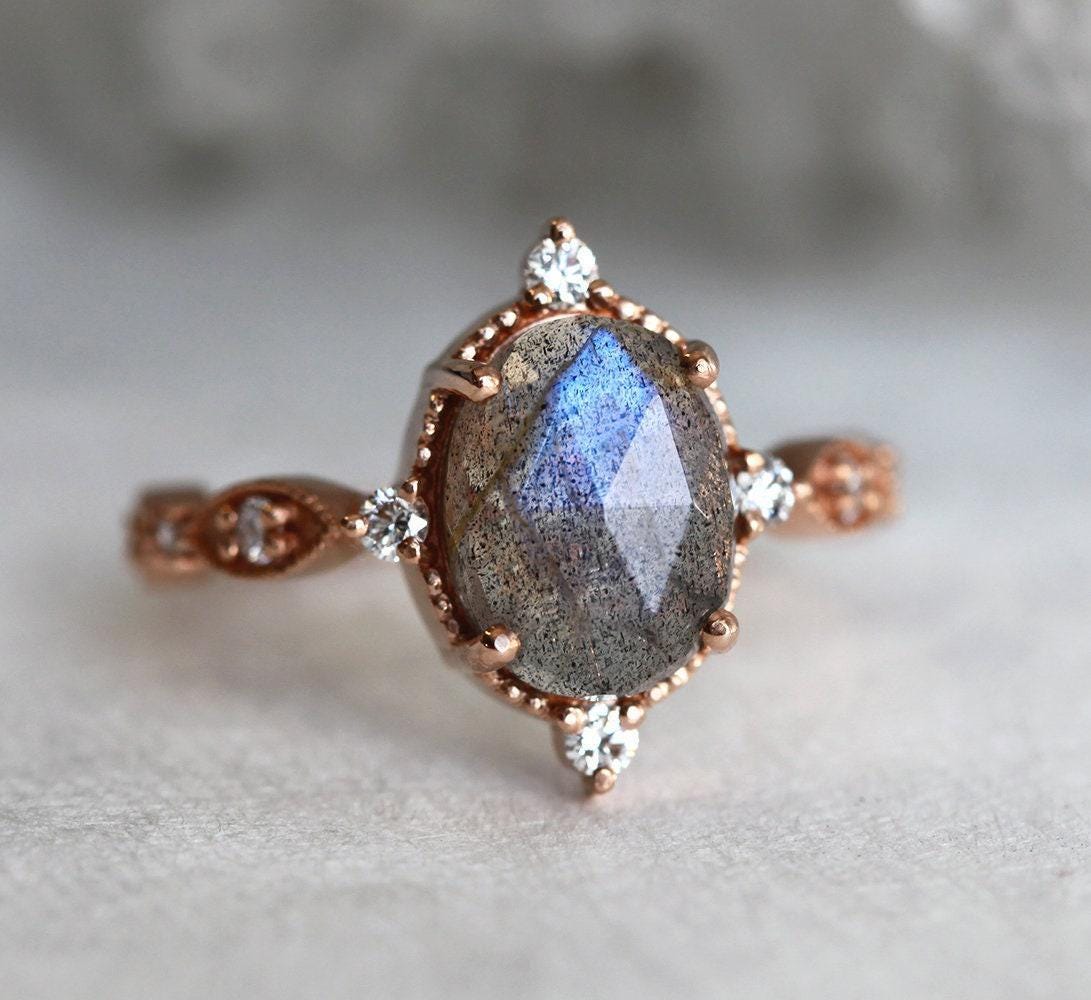 Ovaler Labradorit Diamant Ring in Vintage Inspiriertem 14K Gold von capucinne