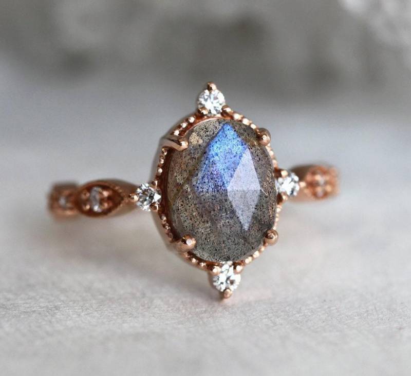 Ovaler Labradorit Diamant Ring in Vintage Inspiriertem 14K Gold von capucinne