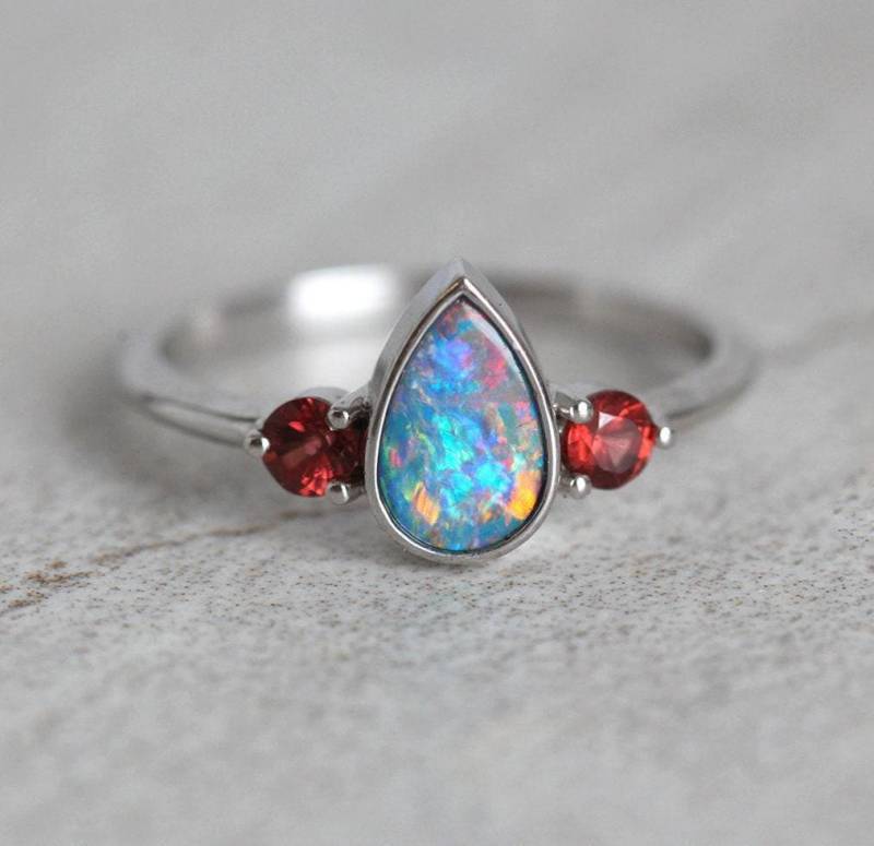Pear Opal Granat Ring 14K Gold Drei Stein Verlobungsring von capucinne