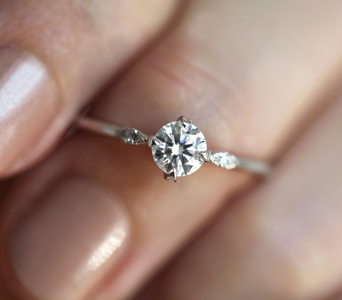 Runder Moissanit Verlobungsring, Schlichter Ring Mit Seitlichen Blättern, Ring, Diamant Verlobung von capucinne