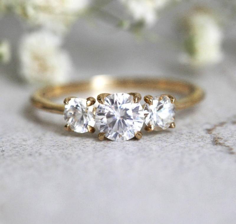 Moissanite Dreistein Verlobungsring 14K Gelbgold, Saphir Akzent von capucinne