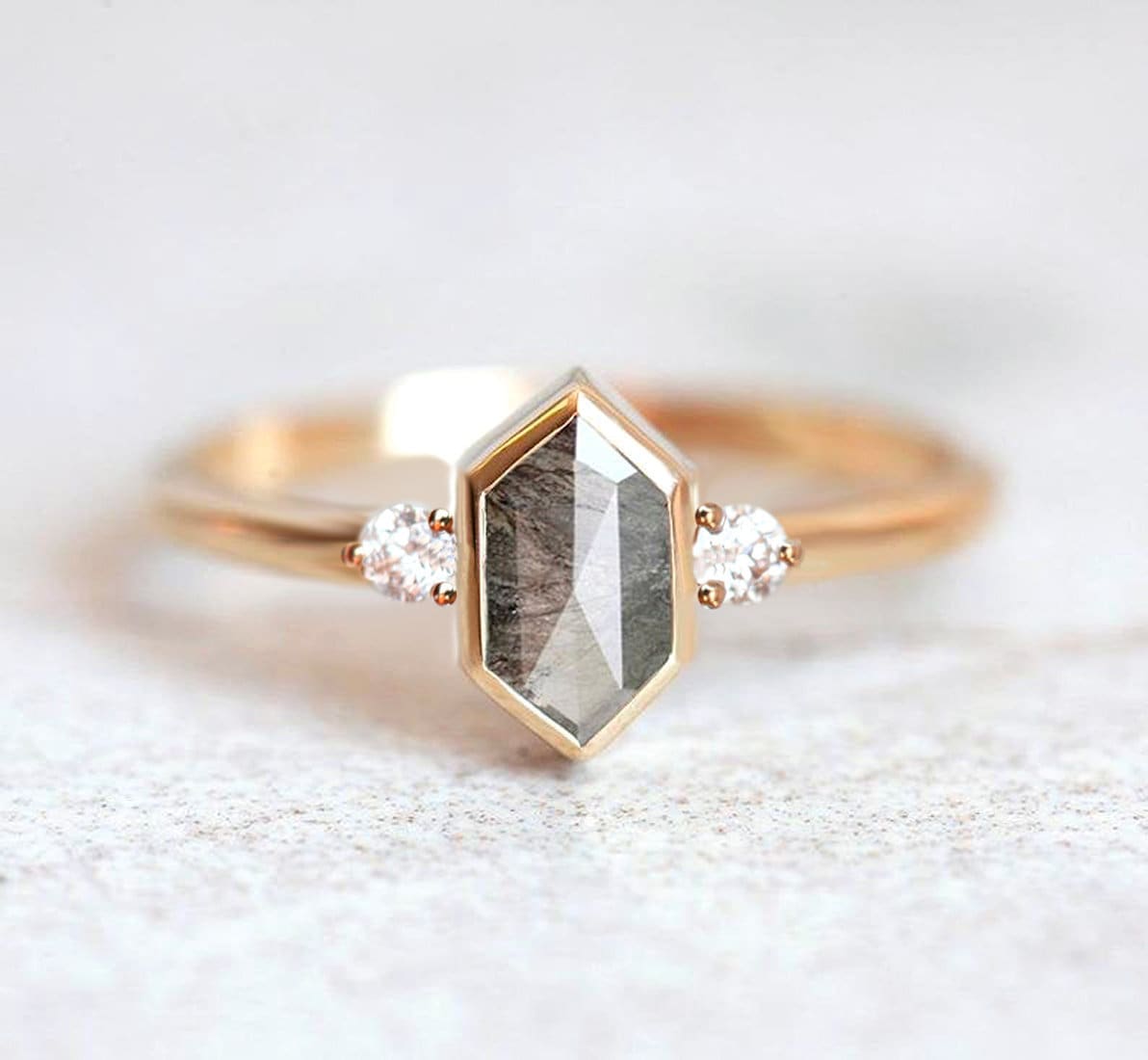 Sechseck Diamant Ring, Salz Und Pfeffer Drei Ring Mit Hexagon Diamant, Einzigartiger Verlobungsring von capucinne