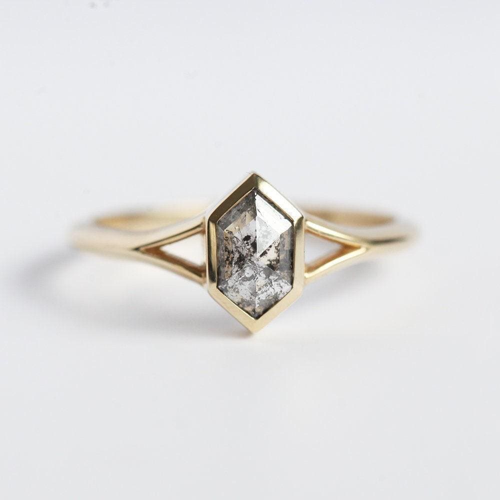 Sechseckiger Salz Und Pfeffer Diamant Verlobungsring 14K Gold Split Schaft von capucinne