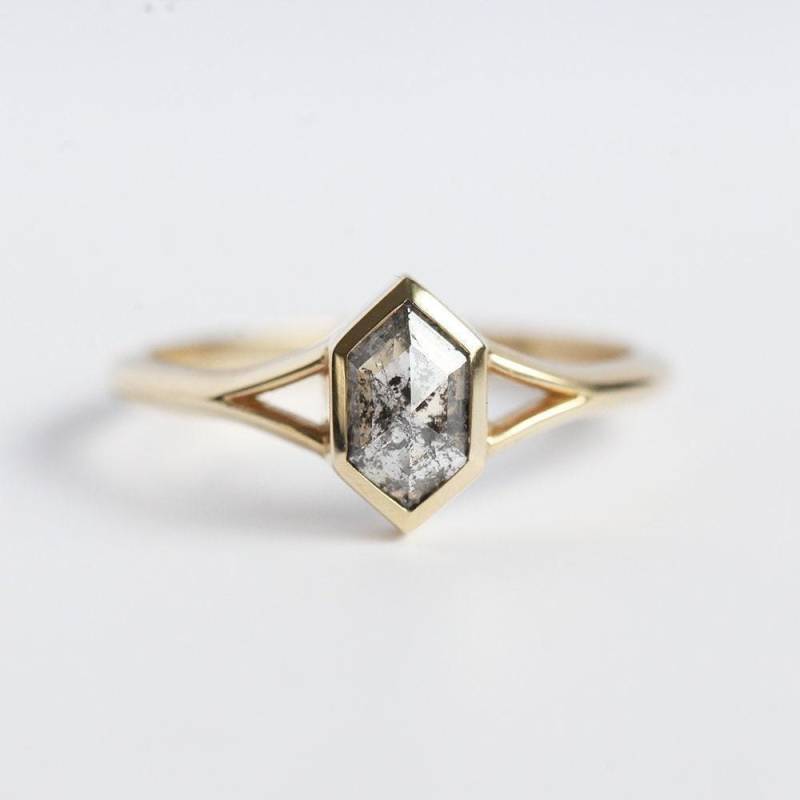 Sechseckiger Salz Und Pfeffer Diamant Verlobungsring 14K Gold Split Schaft von capucinne