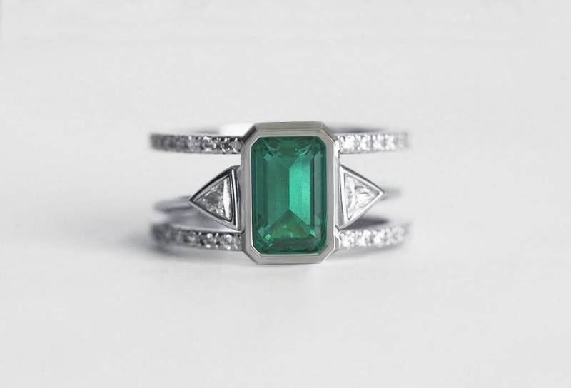 Set Aus Smaragd Und Diamant Doppelbandring Offenem Trillionring 750Er Massivgold, Passendes Hochzeits - Oder Verlobungsset von capucinne