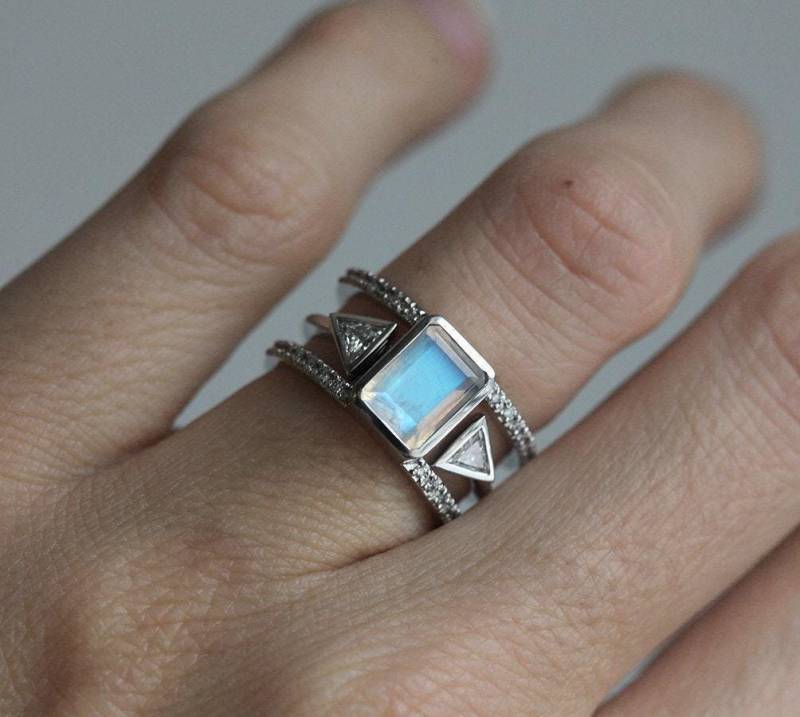 Set Aus Doppeldiamant Band Mit Smaragdschliff Mondstein Und Passender Offener Trillion Ring 585Er Oder 750Er Gold von capucinne