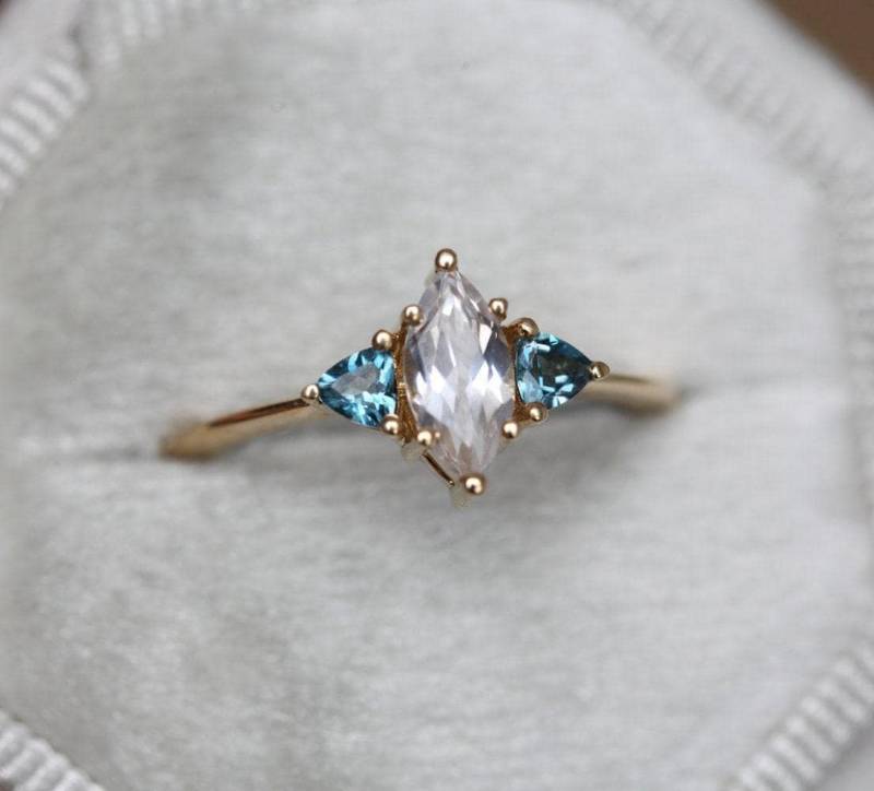 Weißer Saphir Verlobungsring 14K Gold, London Blue Topas Akzente von capucinne