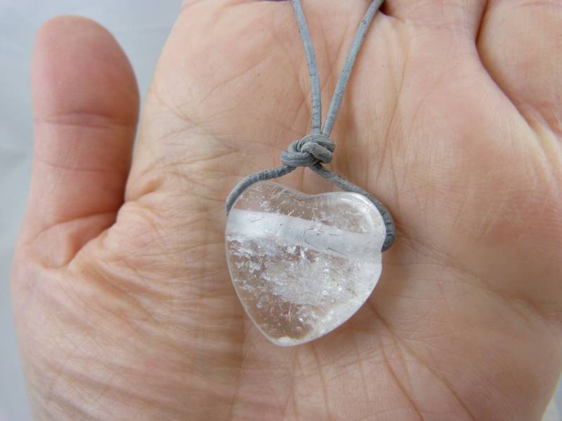 Herzhalskette Aus Bergkristall Edelstein Groß, Bergkristallherz Anhänger, Geschenk Für Freundin, Herzanhänger Herzhalskette Aus Bergkristall Edelstein Groß, Bergkristallherz Anhänger, Geschenk Für Freundin, Herzanhänger von caracoletta