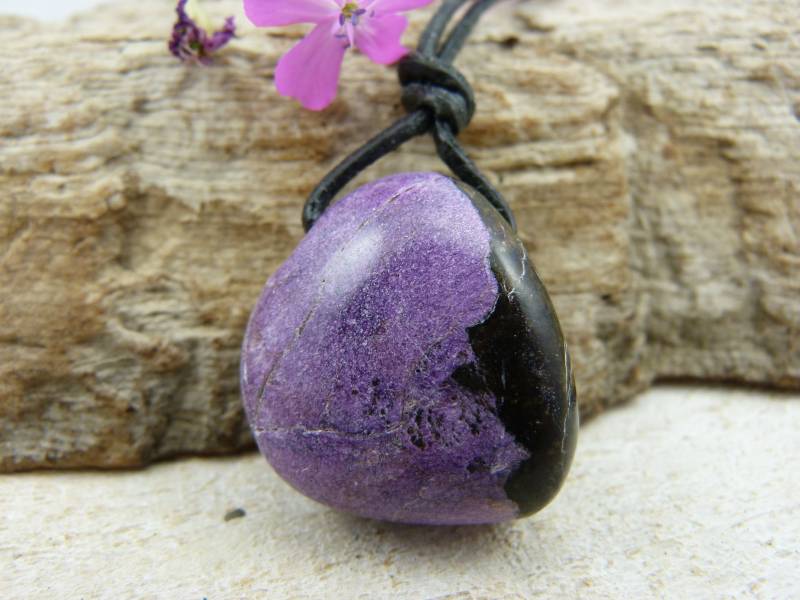 Stichit Anhänger Violett, Halskette Stichite, Geschenk Unikat von caracoletta