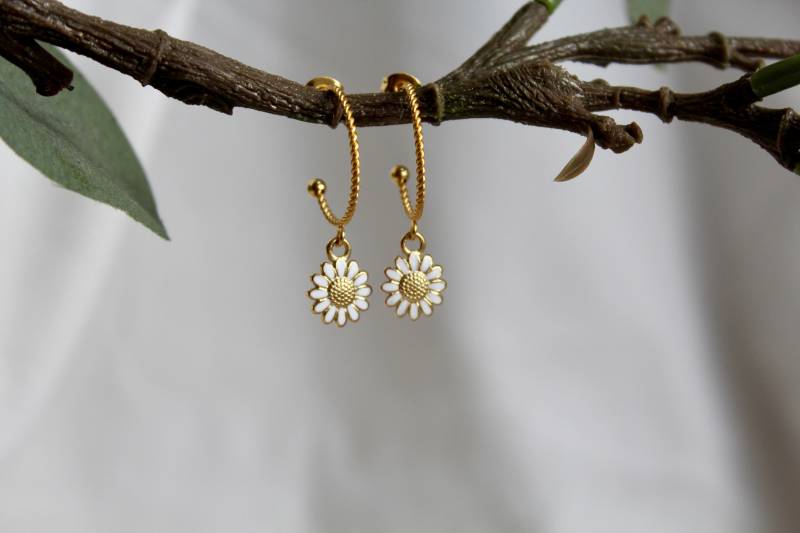 Creolen Mit Blümchen-Anhänger/Geburtstagsgeschenk Geschenkidee Freundin Alltagsschmuck Gänseblumchen Creolen Mit Blümchen-Anhänger/Geburtstagsgeschenk Geschenkidee Freundin Alltagsschmuck Gänseblumchen von carinomiojewellery