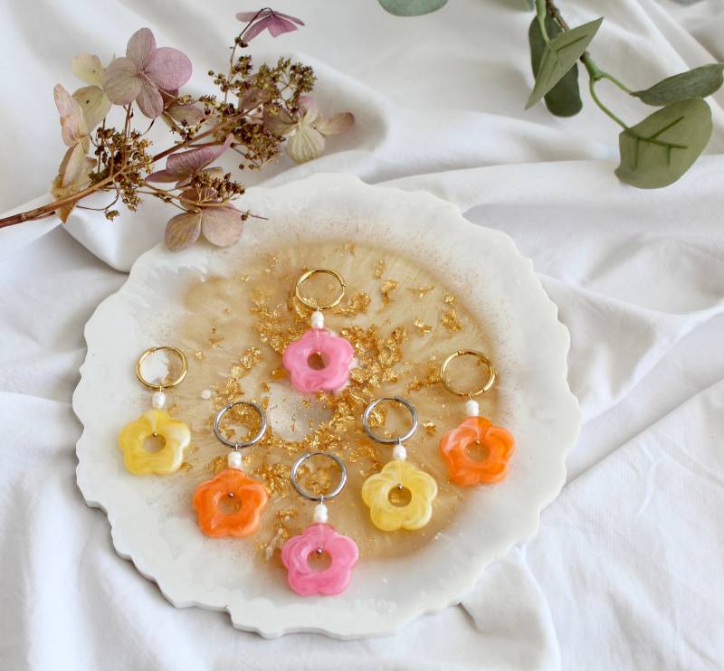 Einzigartige Creolen Mit Resin-Blumen/Sommerohrringe Geburtstagsgeschenk Geschenkidee Freundin Sommerkollektion Leichte Ohrringe von carinomiojewellery