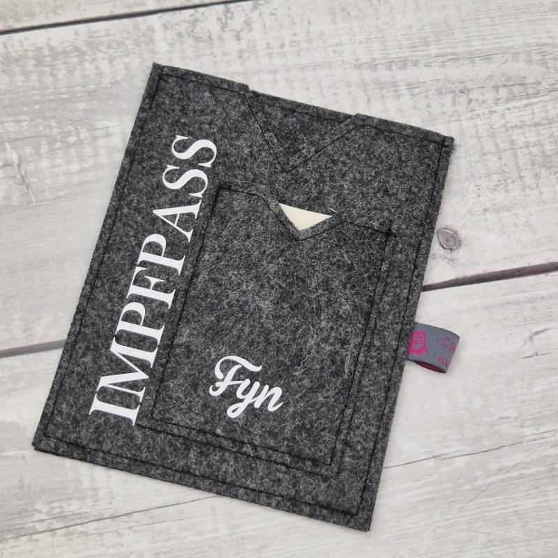 Impfpasshülle Aus Filz Mit Aufgesetzter Tasche Für Versicherungskarte von carismaMadeWithLove